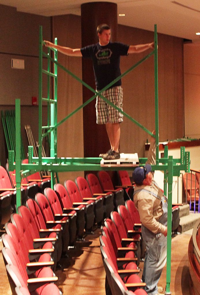 Scaffolding for stepped floors in auditoriums