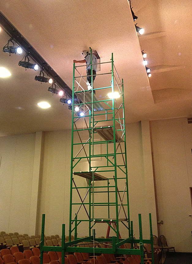 Theater scaffolding for fixing light fixtures